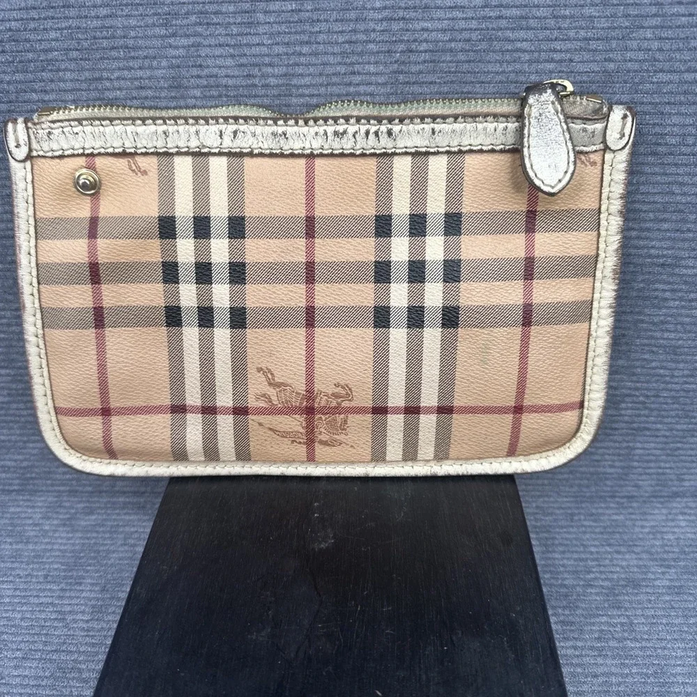 Burberry •additional details•