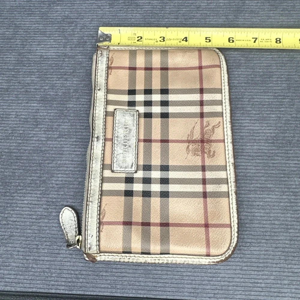 Burberry •additional details•