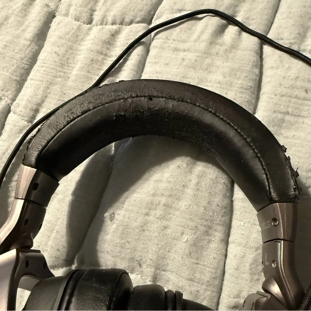 ASUS headset sleek