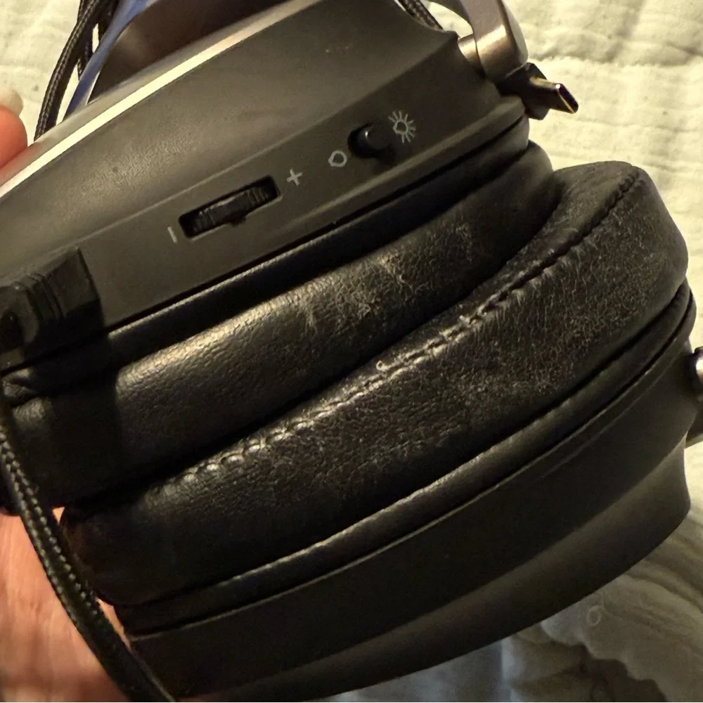 ASUS headset sleek