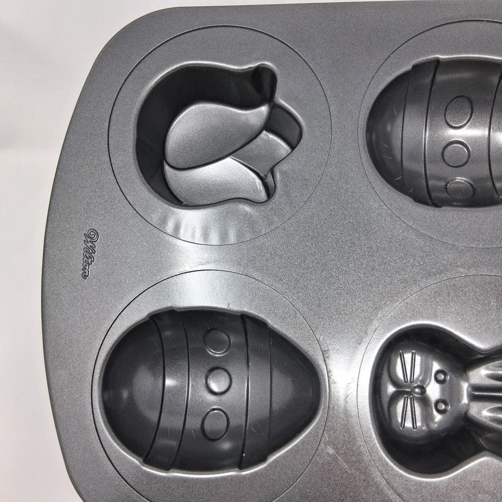 Wilton molded themed dark
