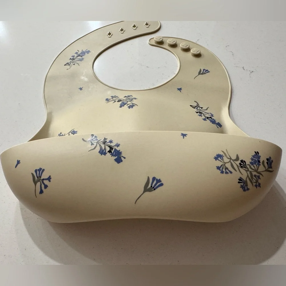 Mushie silicone bib
