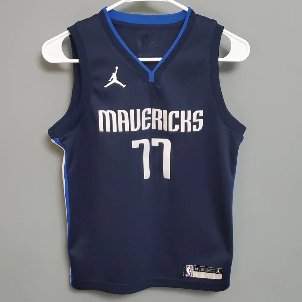 DONCIC #77 Kids Mavericks Jersey (sz M)