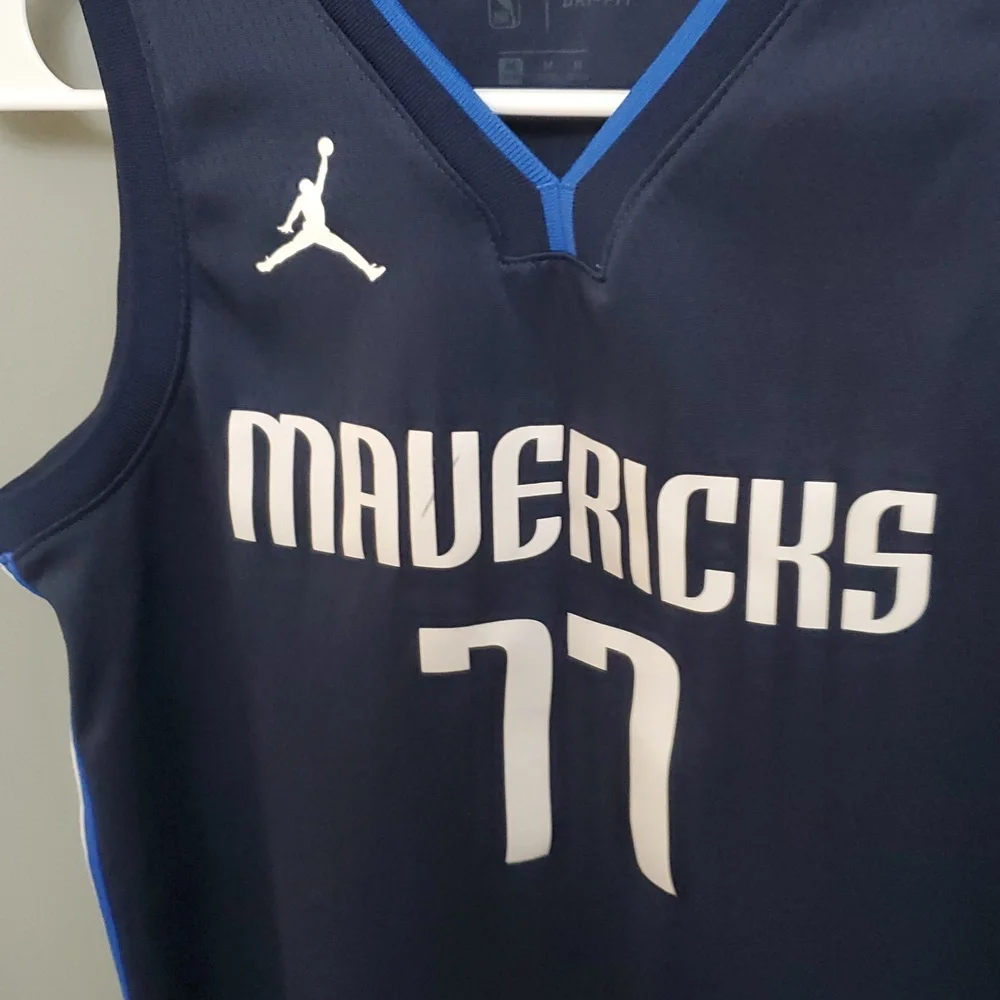 DONCIC #77 Kids Mavericks Jersey (sz M)