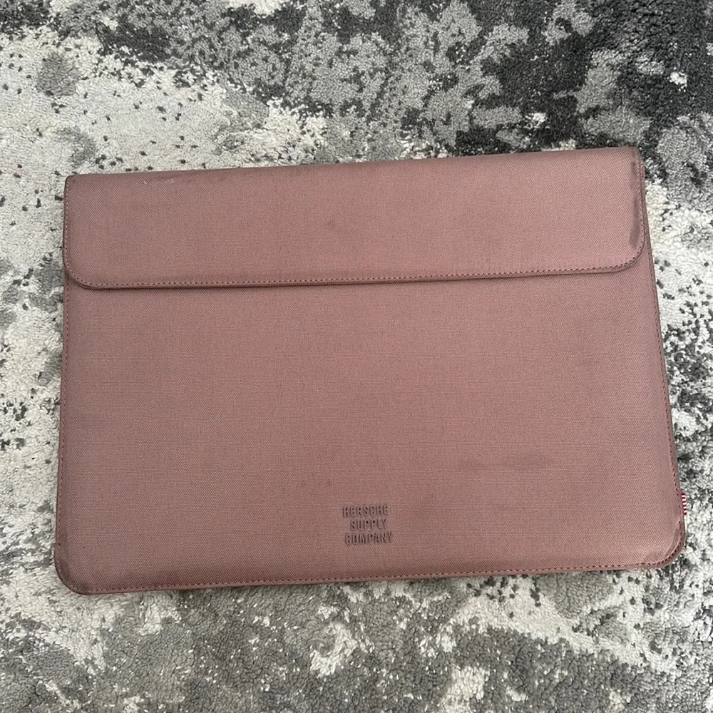 Herschel 15 in soft laptop sleeve in light pink rose