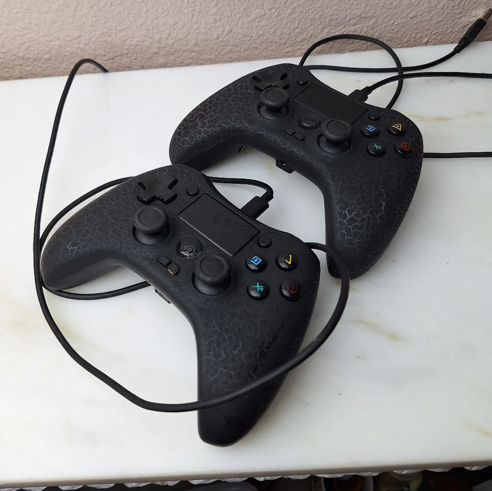 Set Of 2 Playstation DualShock 4 Wireless Controllers