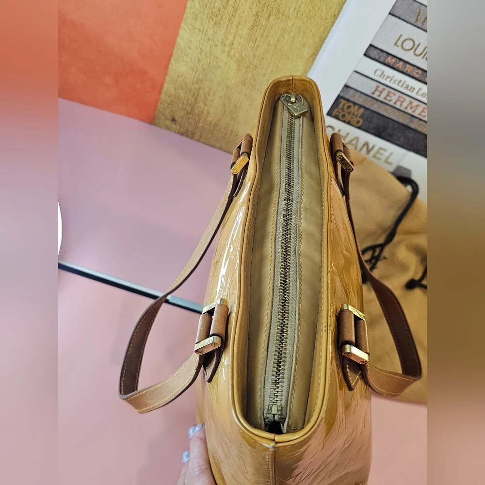 👜Louis Vuitton Vernis Houston Logo Embossed Tote Bag 🏵