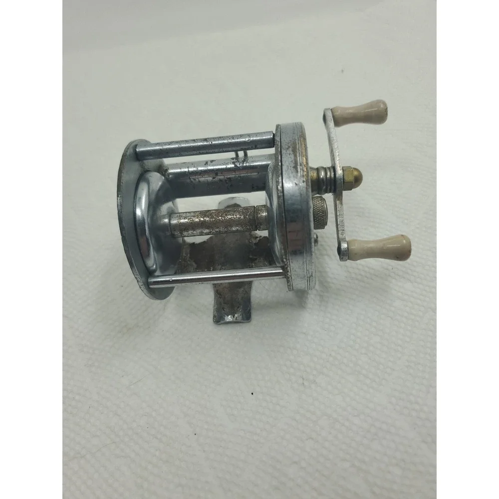 Vintage Chrome Baitcasting Fishing Reel Engraved Fish Scene Level Wind Handle