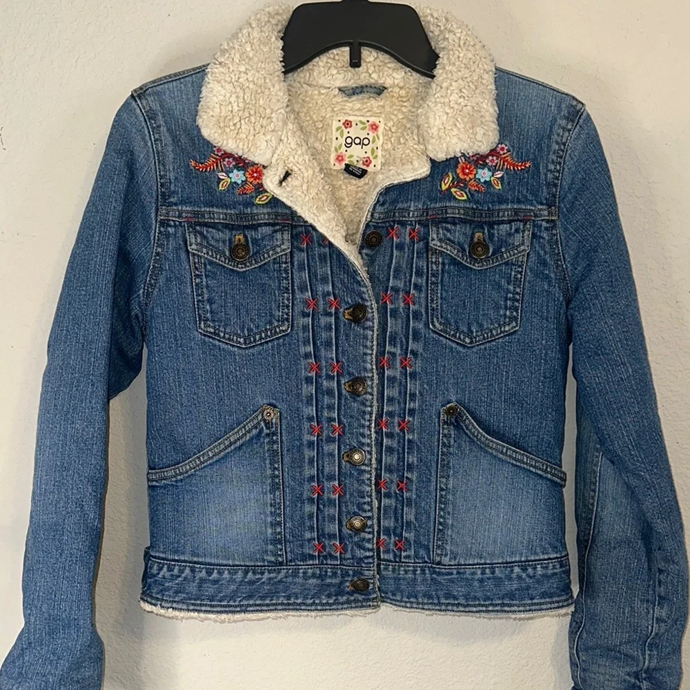 GAP Denim Jacket with Floral Embroidery and‎ Fleece Collar