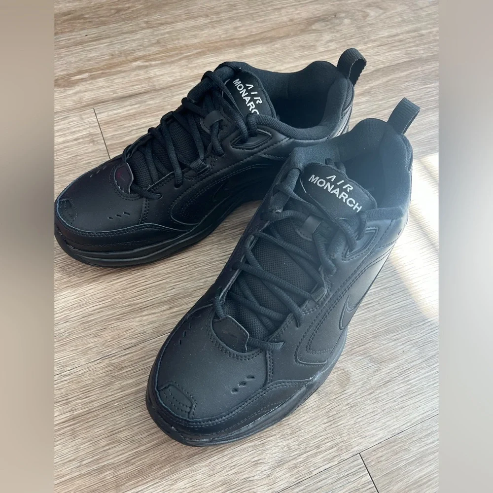 Nike sleek black