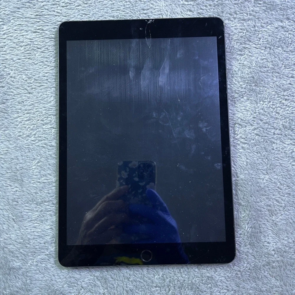 Apple iPad 7th Gen Black WiFi Cracked Screen For Parts Repair Only‎ Not Working