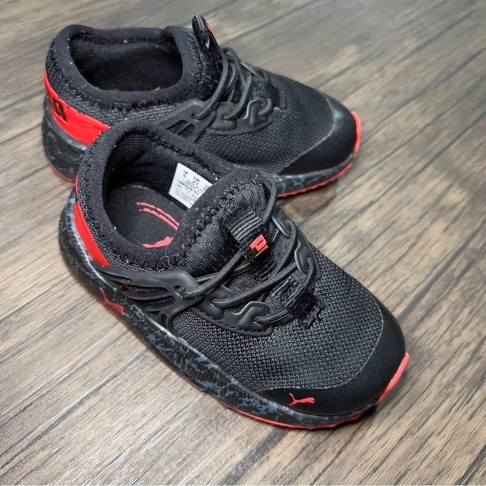 PUMA Boys Sneakers. Black and Red. Lace Up.