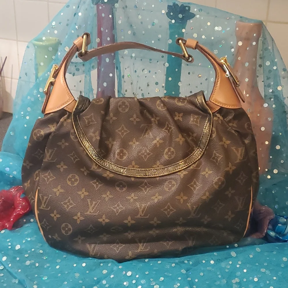 Louis Vuitton includes certificate