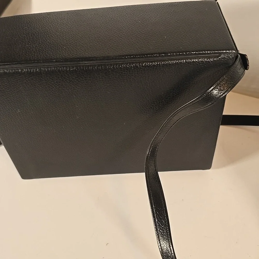 N/A black feature strap