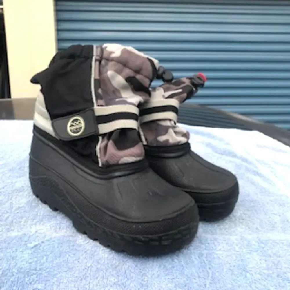 Size: 11Y Snow Boots . Insulated Waterproof . Boys Girls PLC Thermolite . Used