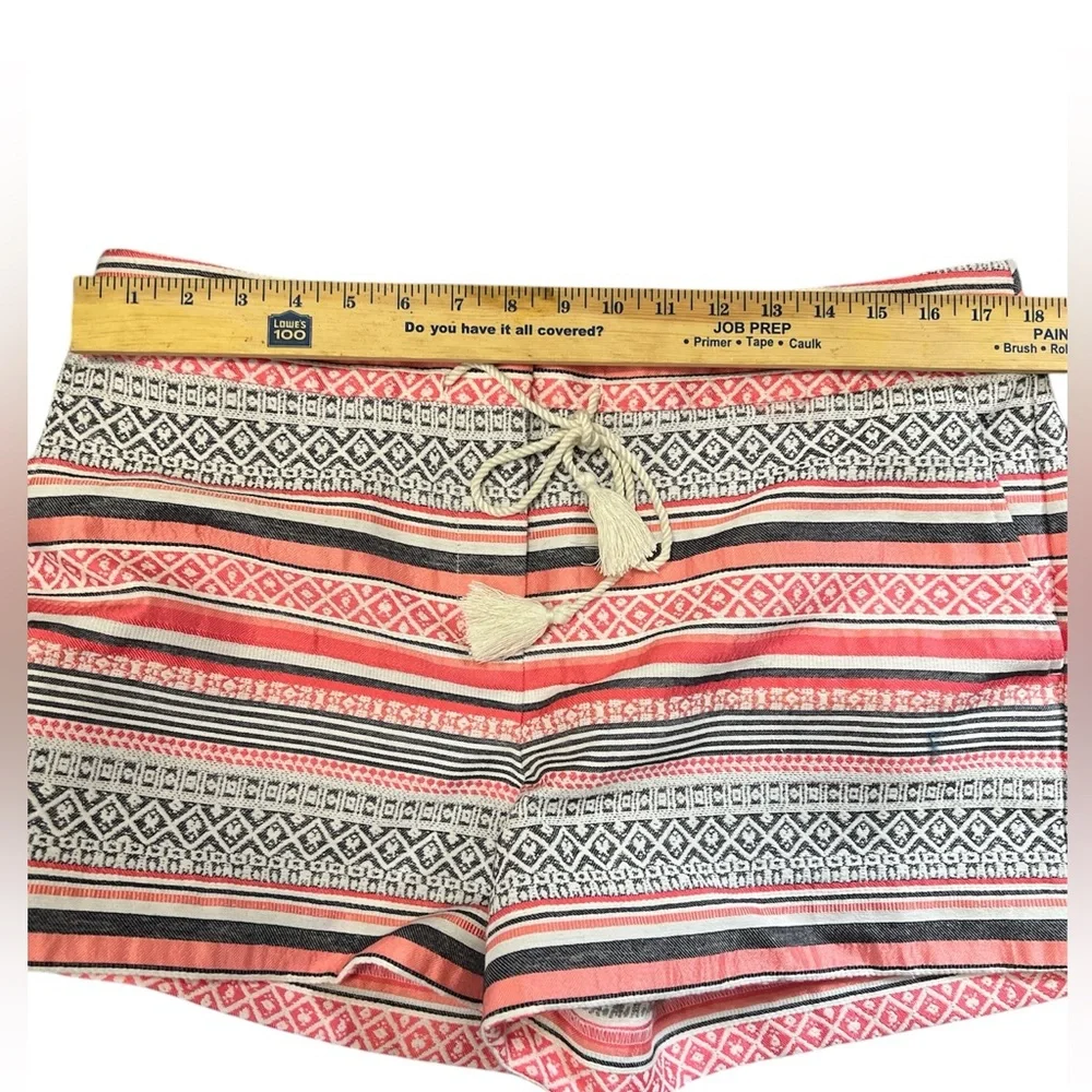 Geometric patterned textured shorts tassels 2 front 2 back pockets Zipper clasp