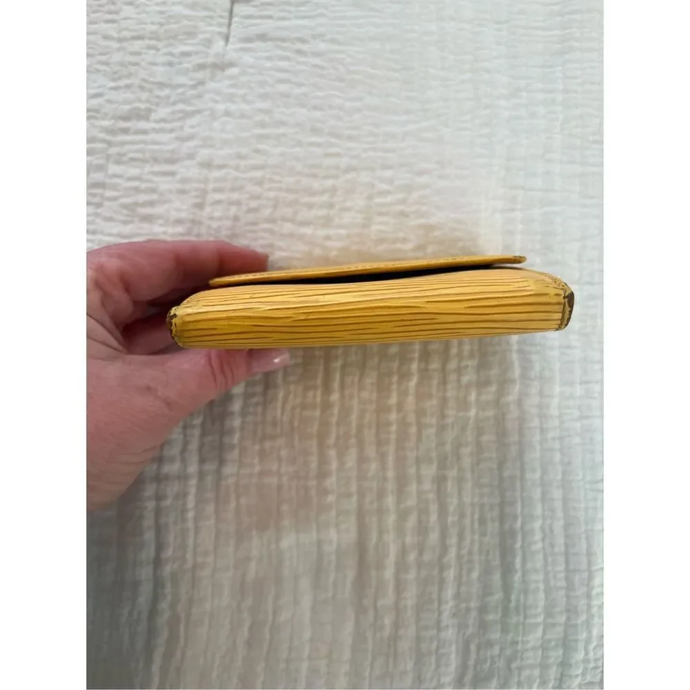 Louis Vuitton closure date purse