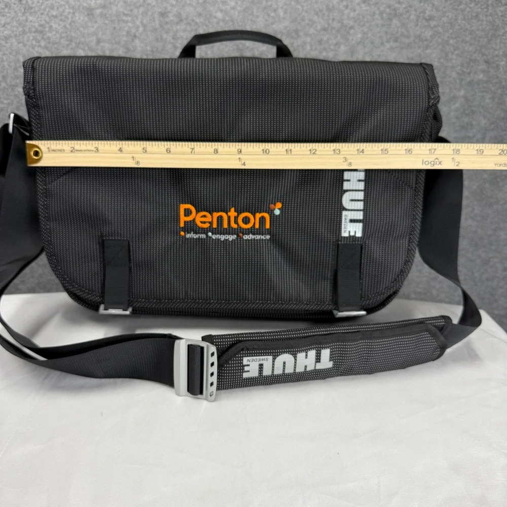 Thule Stravan Messenger Bag Black Laptop Case Penton Logo Adjustable Strap 17in
