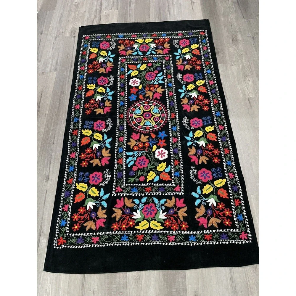 N/A delivers tablecloth