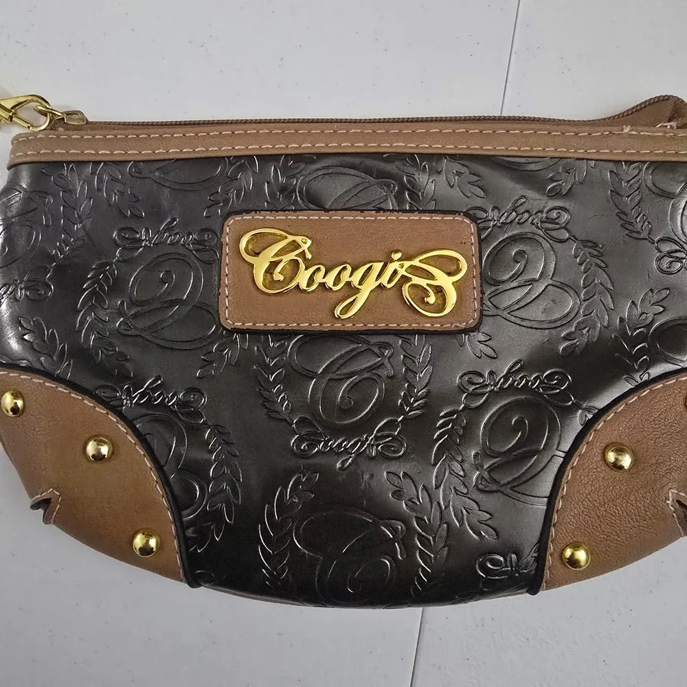 COOGI wristlet features
