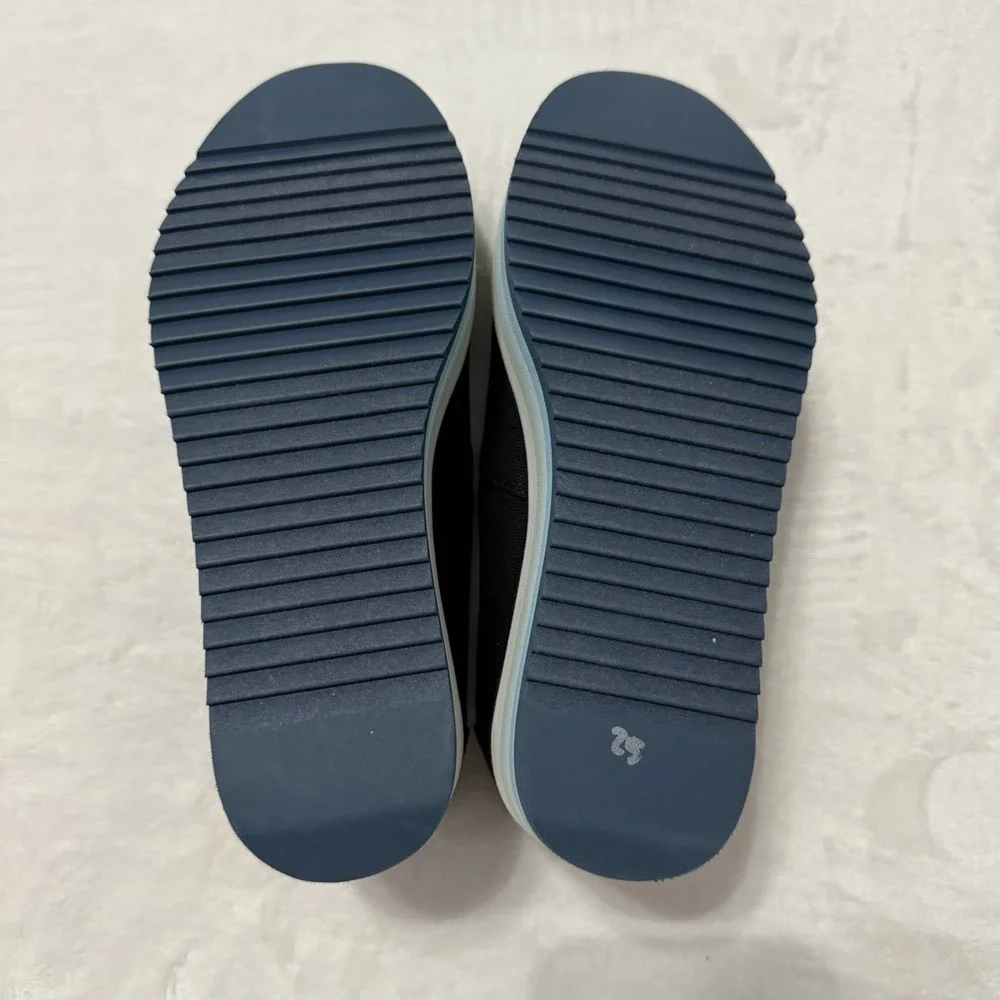 Toms stylish black