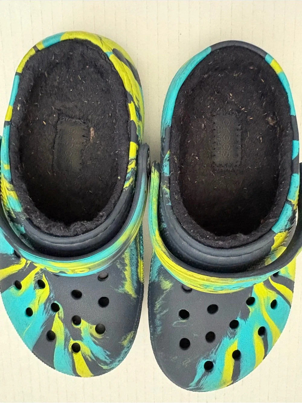 CROCS Kids Clog in marbled navy/multicolored fuzzy lining child size 11