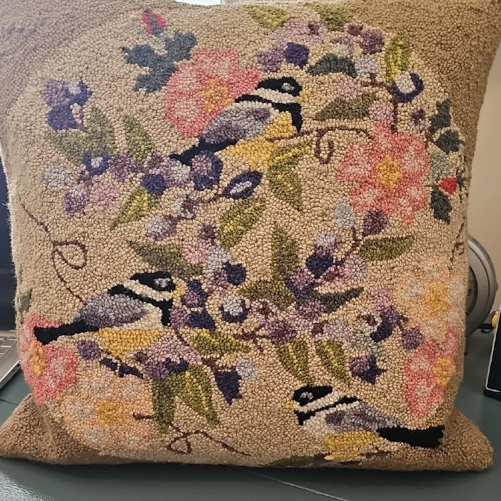 Charming Floral Bird Accent Pillow. American Cottage. Green,‎ 16