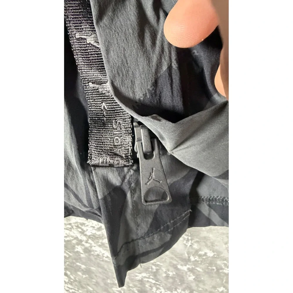 Jordan shoulder zipper pockets