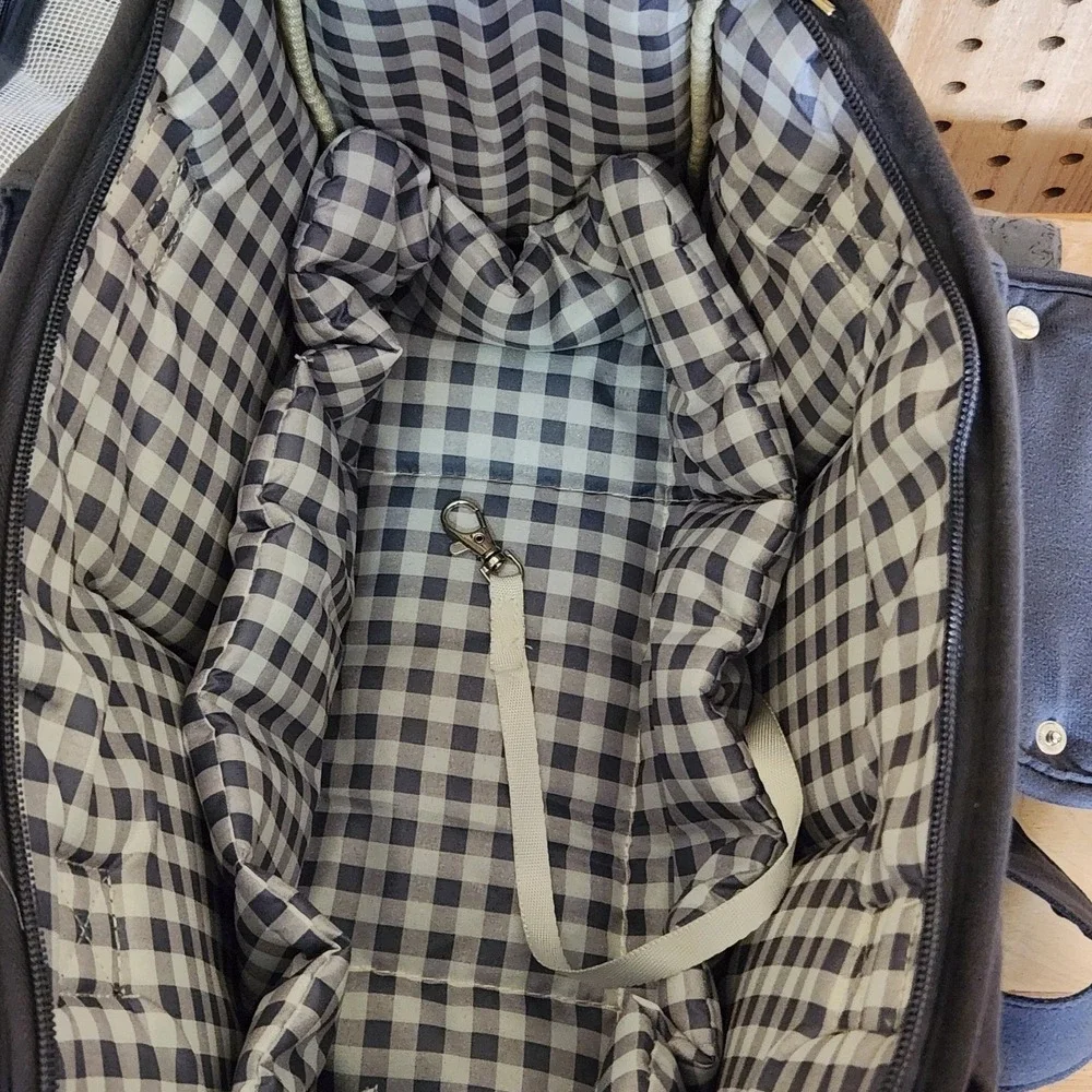 The Unbranded Brand pet carrier