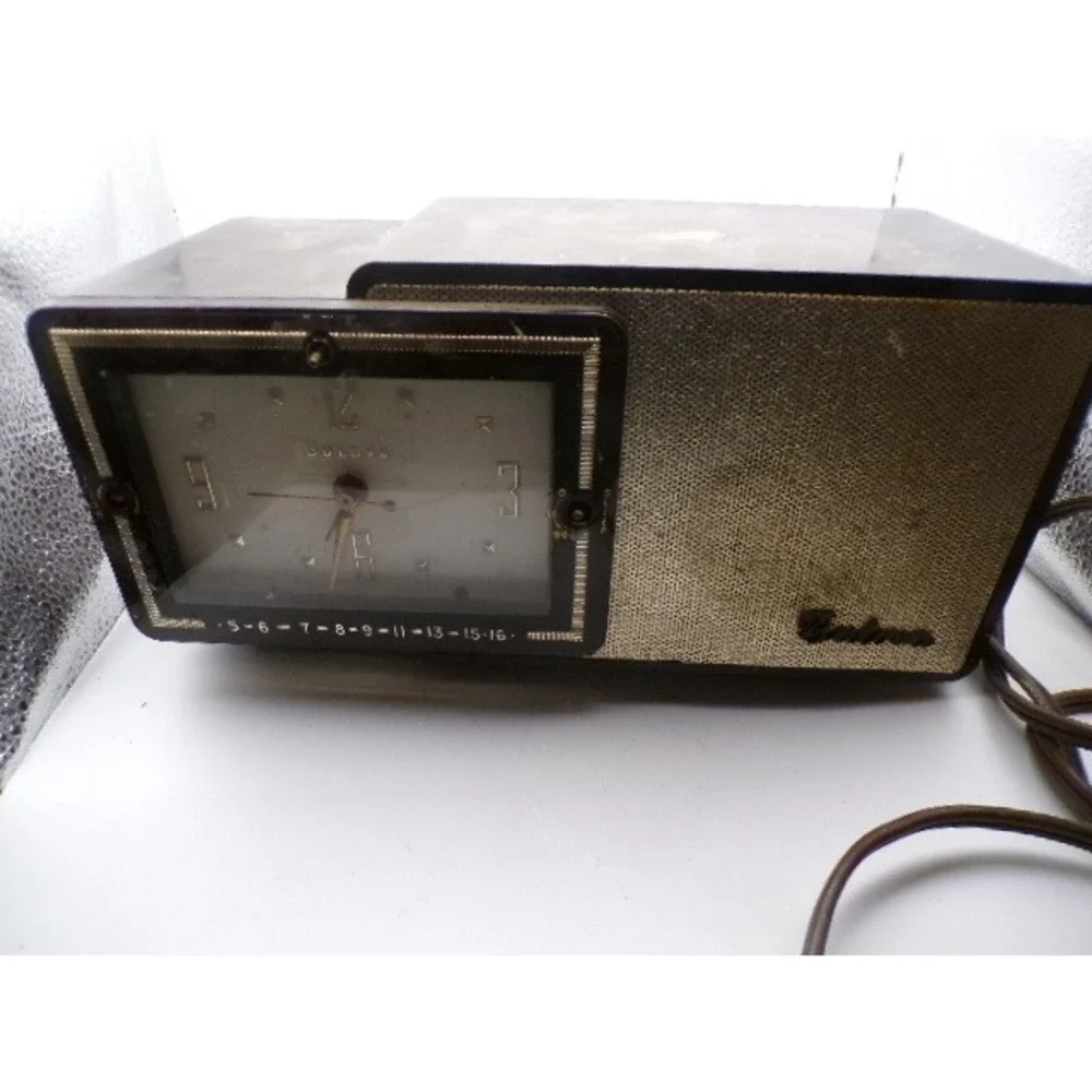 Vintage Bulova Precision 100‎ Clock Radio Mid Century Mod AM Bakelite Powers On