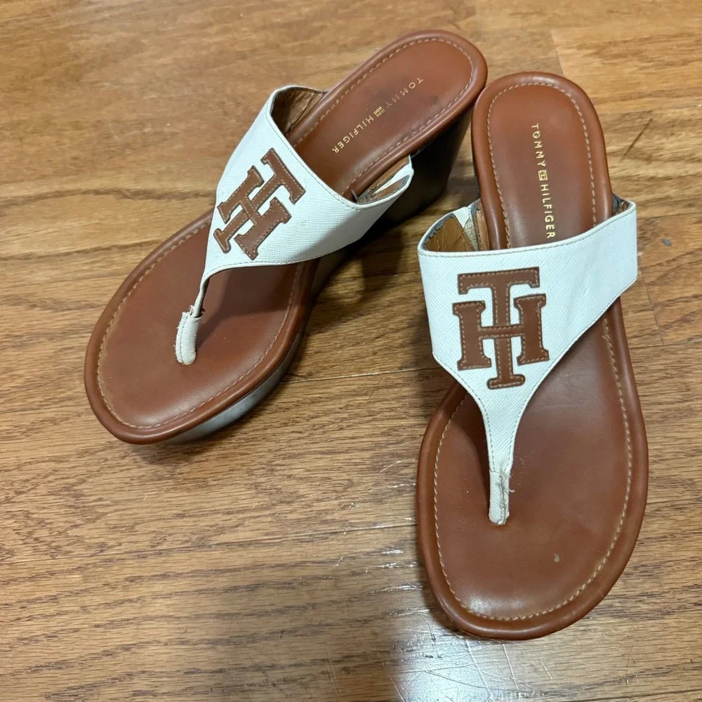 Tommy Hilfiger Womens Size 7.5‎ White Brown TH Logo Wedge Flip Flop Sandals