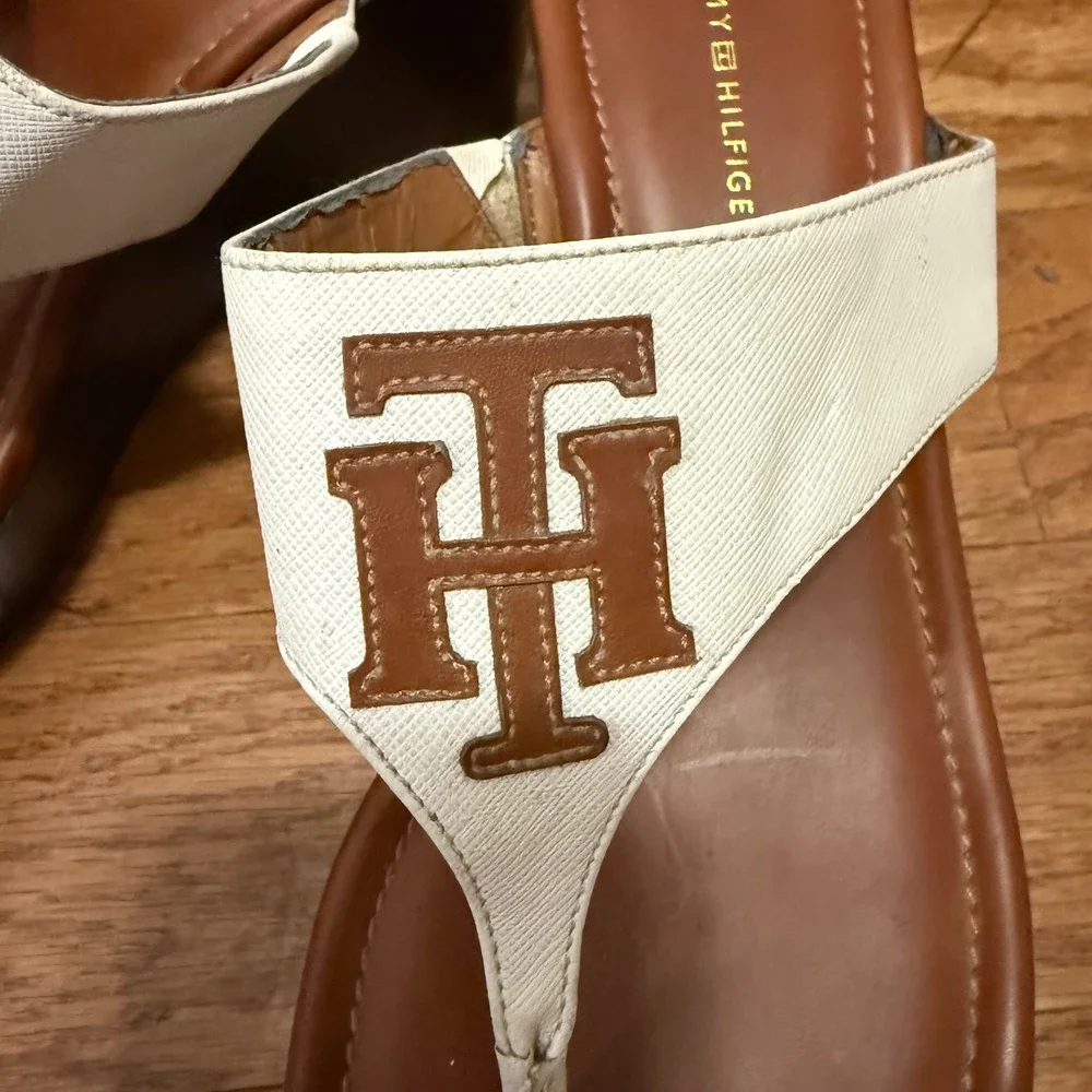 Tommy Hilfiger brown flops weekend