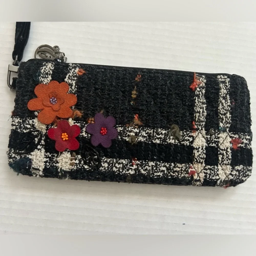 VERA BRADLEY Black Tweed Vintage Floral Zip Wristlet