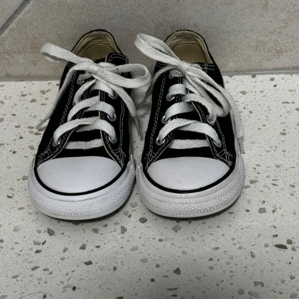 Converse black white