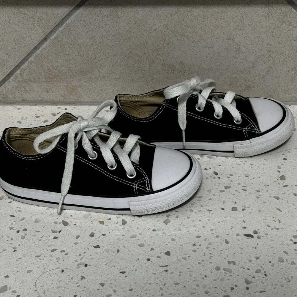 Converse black white