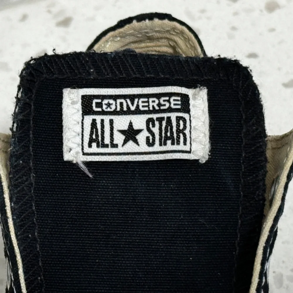 Converse black white