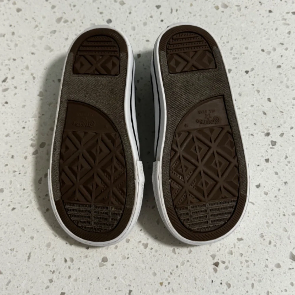 Converse black white