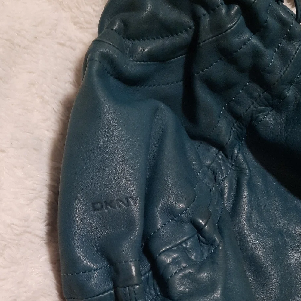 Dkny this shoulder