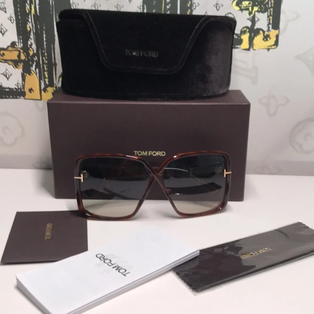 Tom Ford feature oversized    •   frame