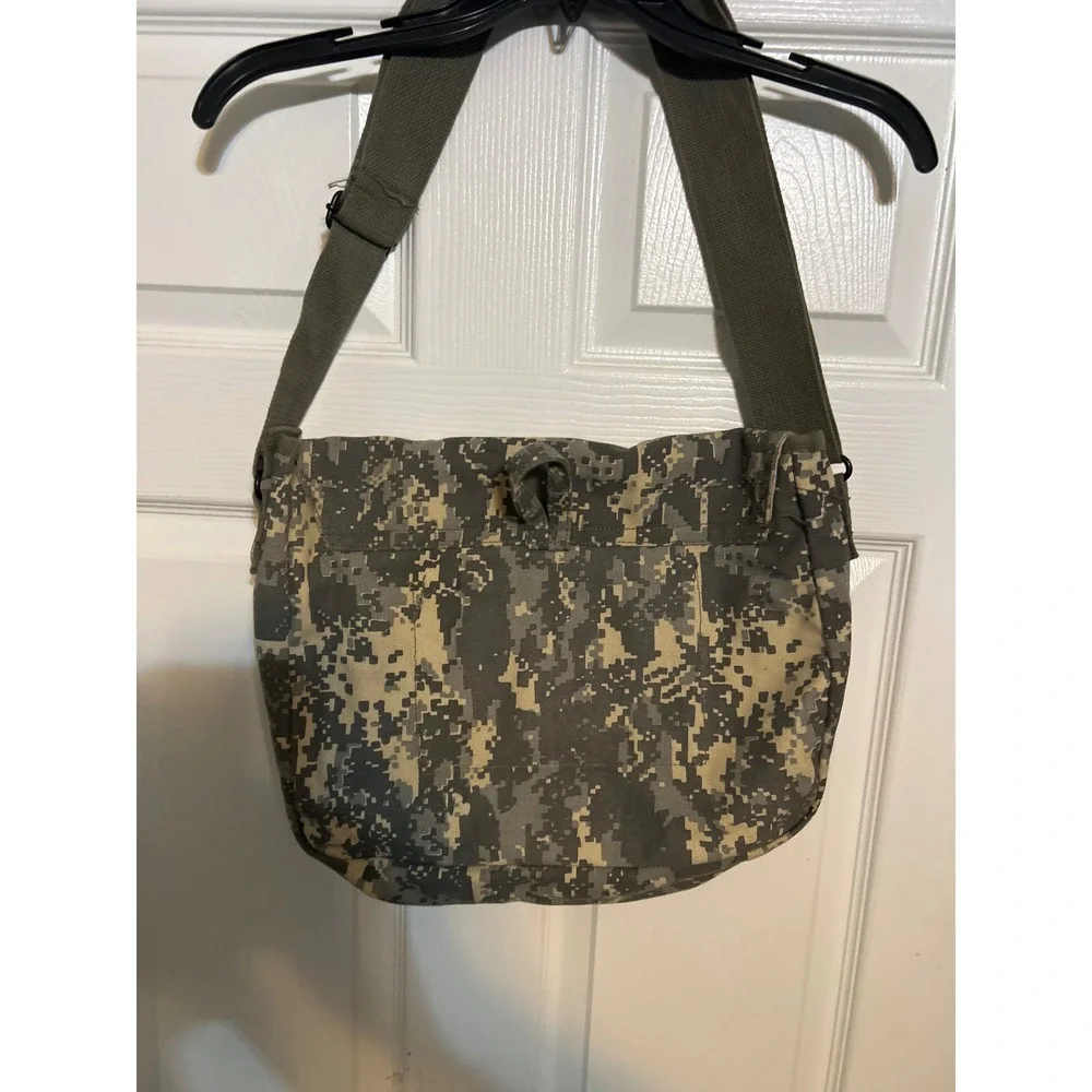 Unbranded canvas messenger