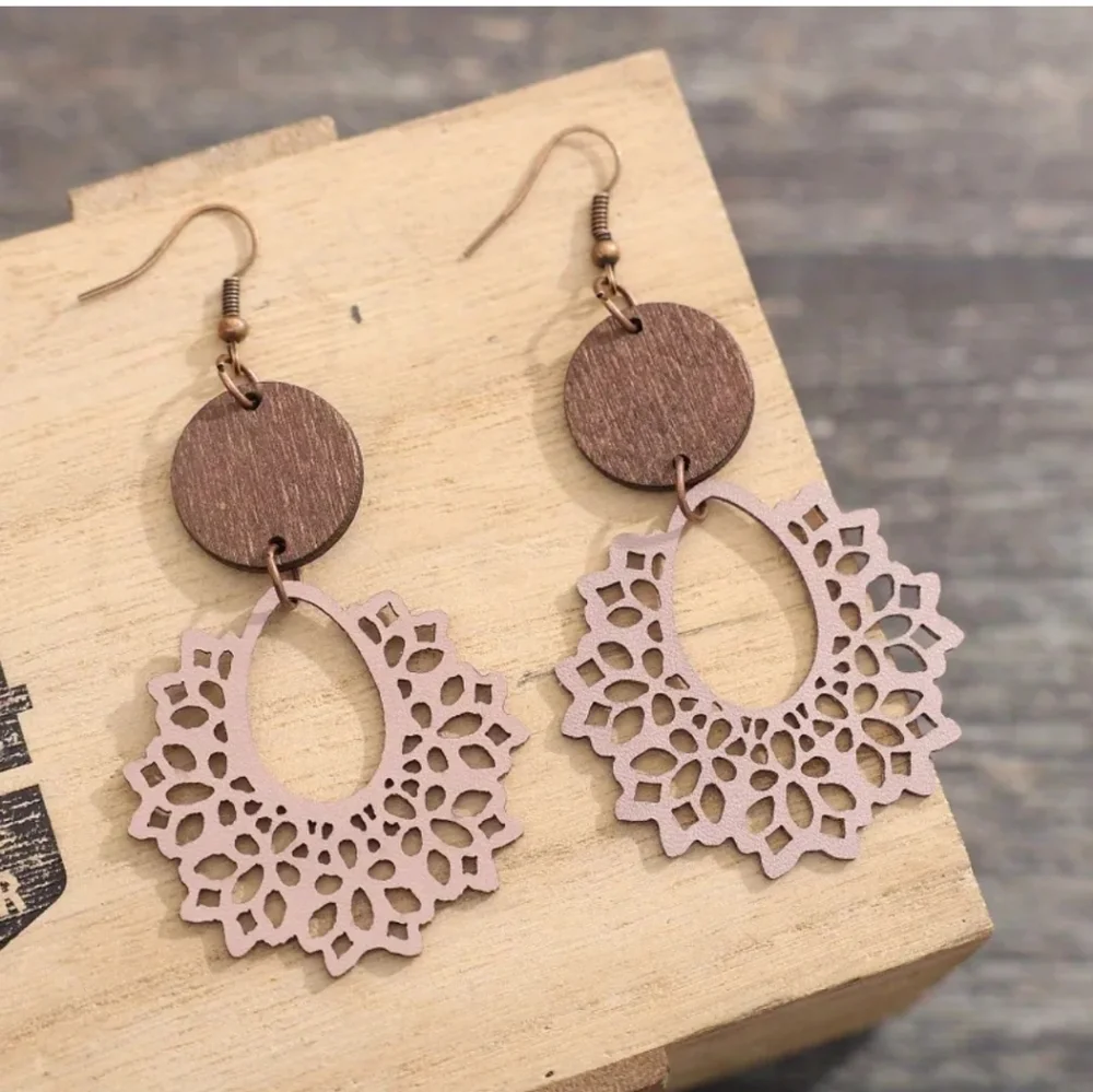 Trendy boutique hollow pink