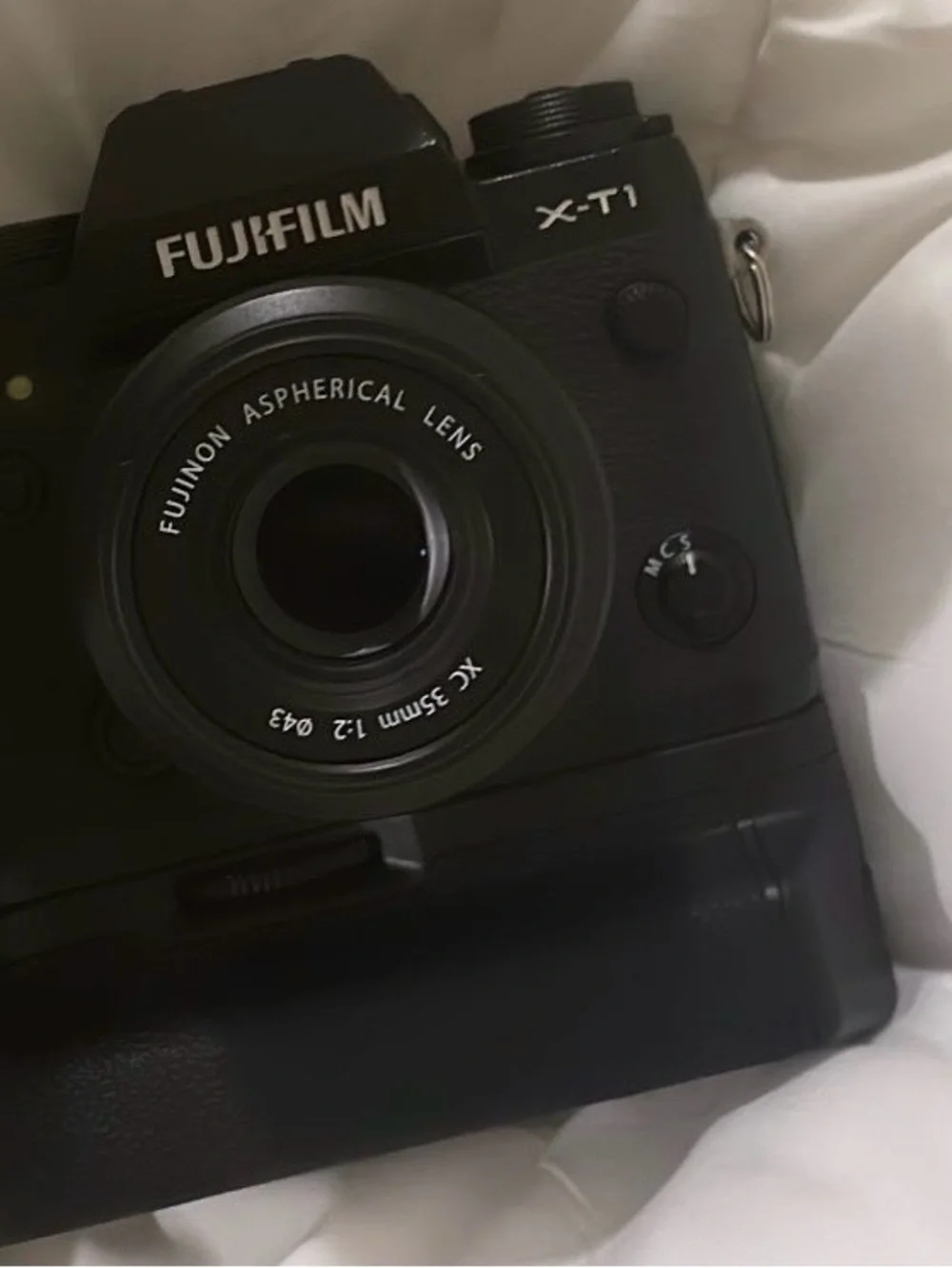 Fujifilm X-T1 Mirrorless Camera with Fujinon 35mm Lens