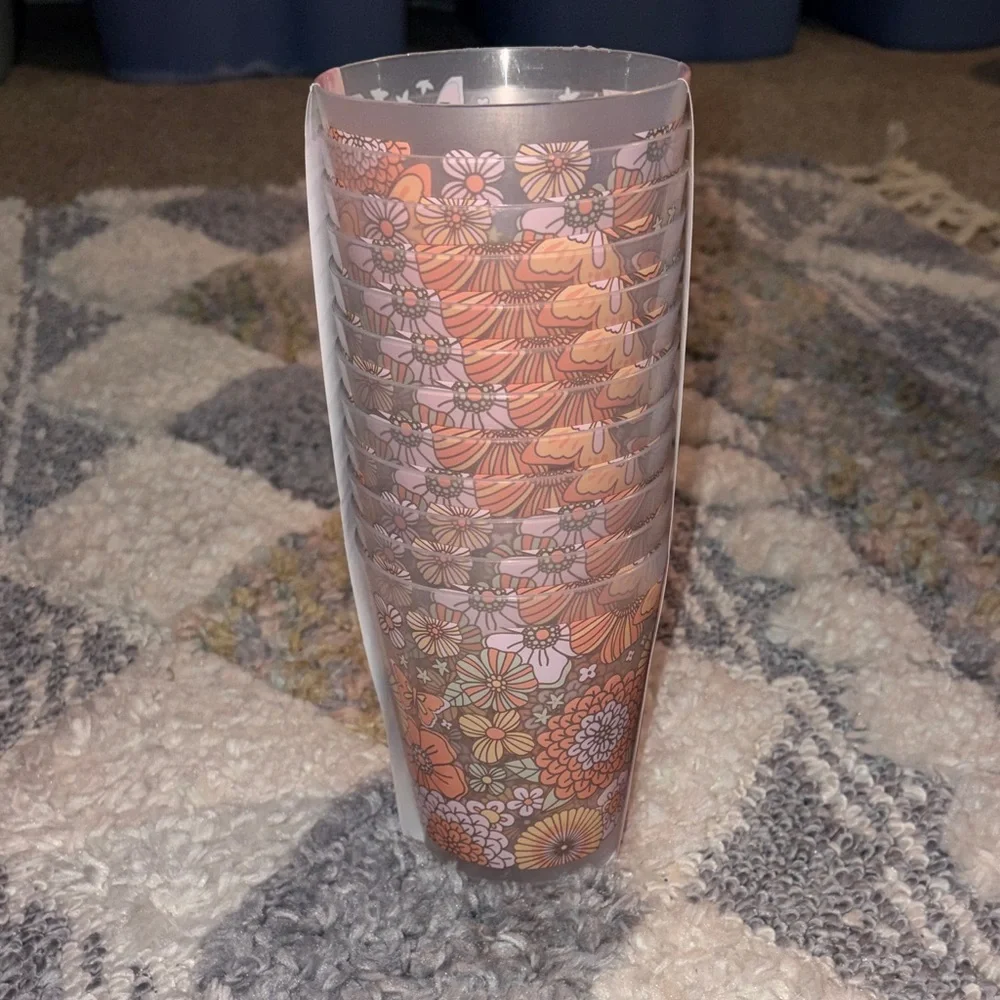 Jessica Simpson add cups