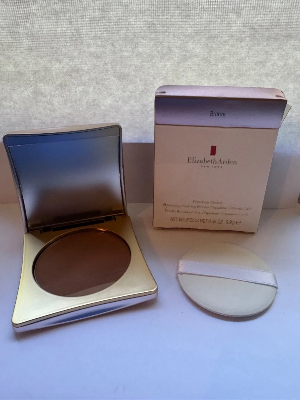 Elizabeth Arden Flawless Finish Skincaring Pressed Powder in 