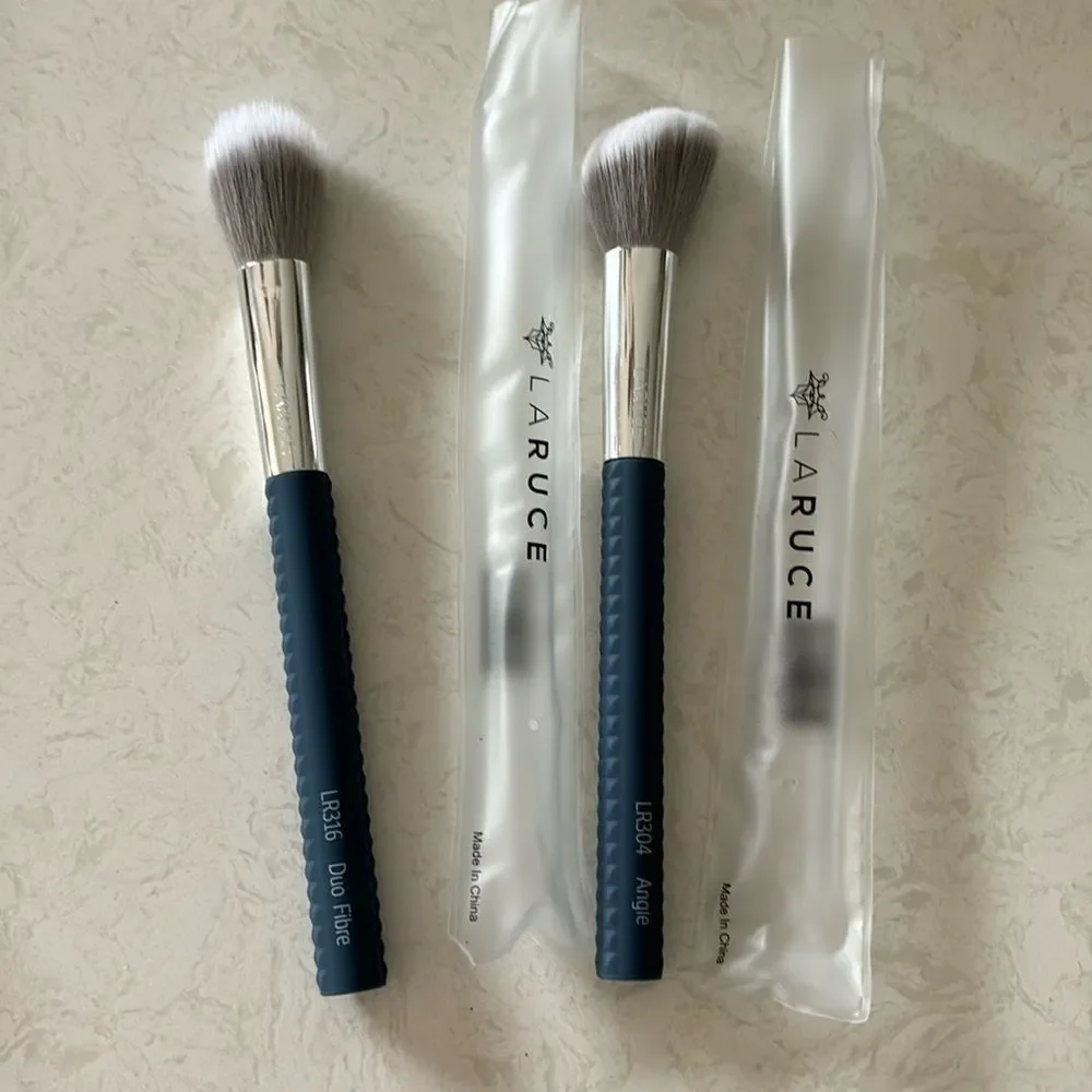 Laruce makeup brushes - set of two brand new