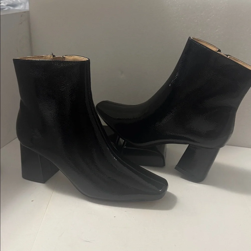 Journee Collection sleek stylish
