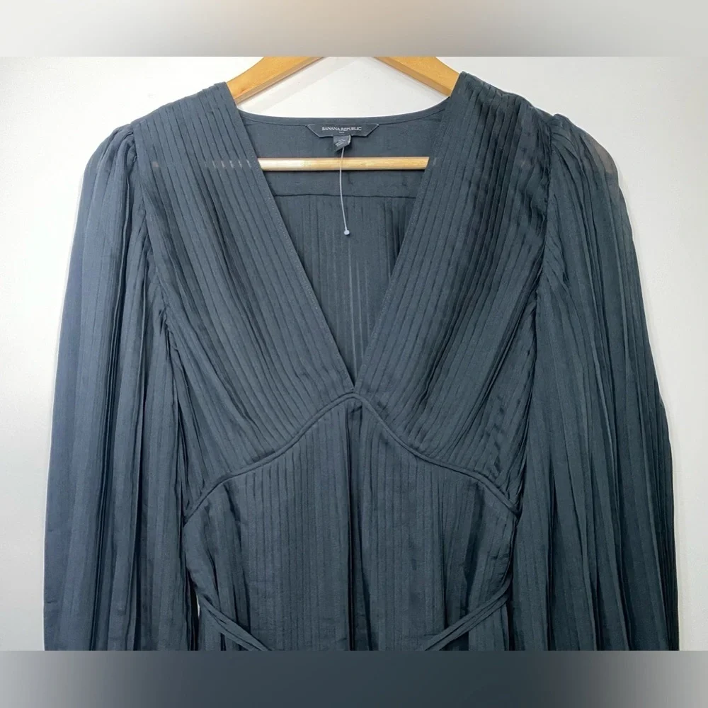 Banana Republic lower neck