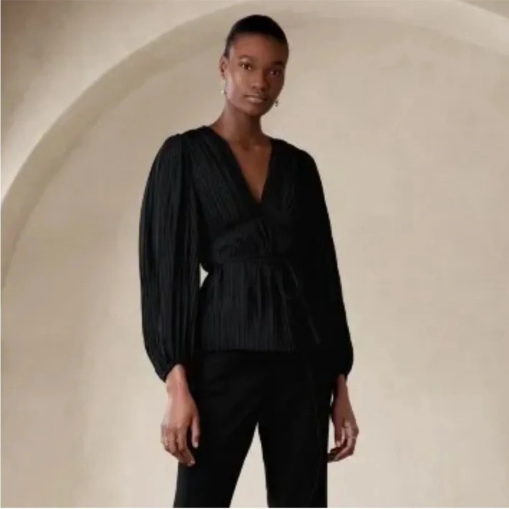 Banana Republic lower neck