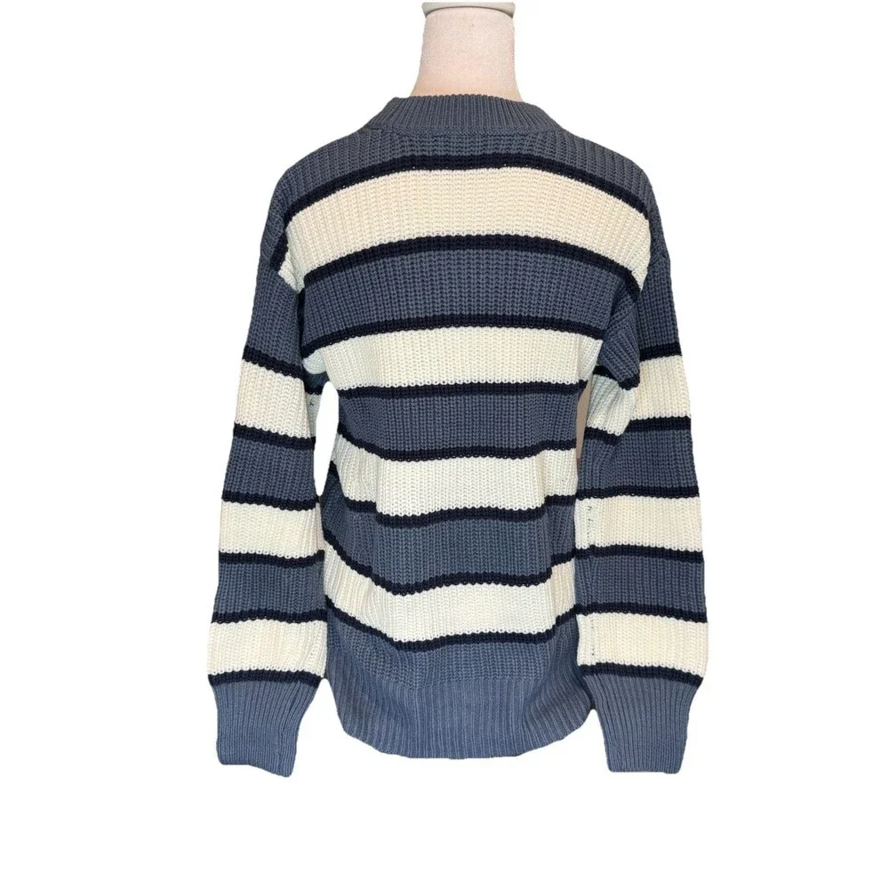 SO features crewneck
