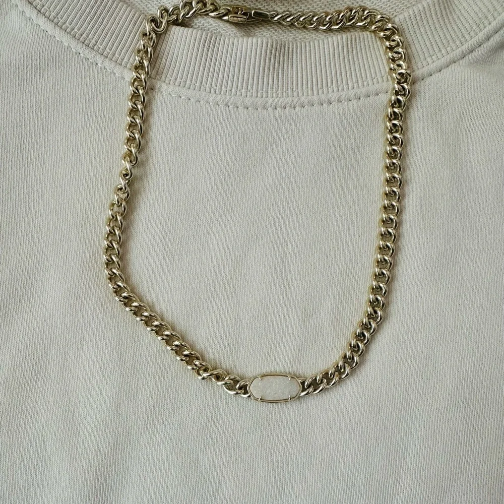 KENDRA SCOTT Elisa Gold Plated NECKLACE with MULTIFACETED Quartz Pendant.
